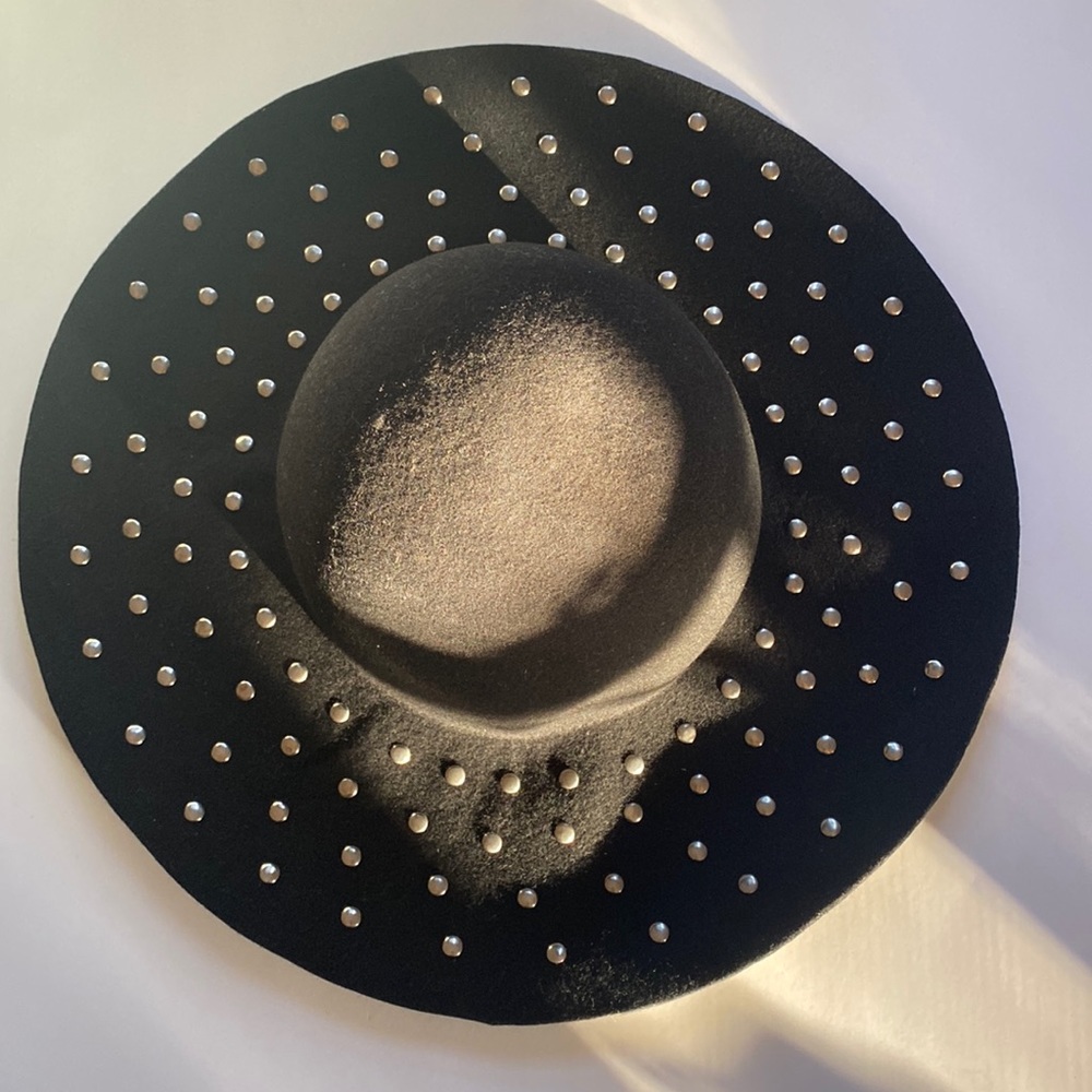 Women’s black wool hat